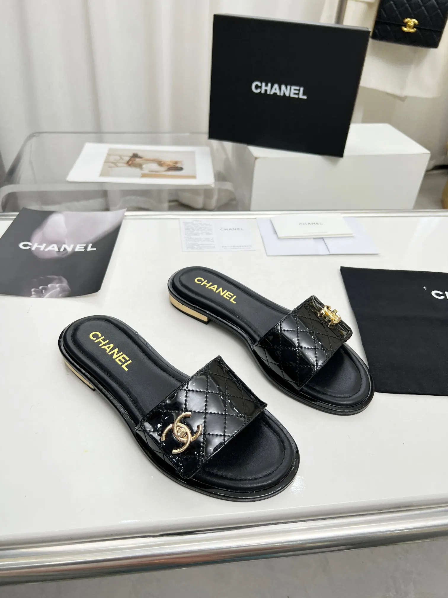 👟👟Ex-factory price 400👟👟 Genuine leather outsole Chanel24👟👟Ex-factory price Chanel 2024 spring and summer new Mier slippers, a summer must-have, goddess series, with the elegant and ladylike temperament of the Chan family, super durable and irresistible. The upper is made of original molded hardware buckles and electric embroidery, and the sheepskin lining is soft and comfortable. 🇮🇹 ▪️Size: 35-41